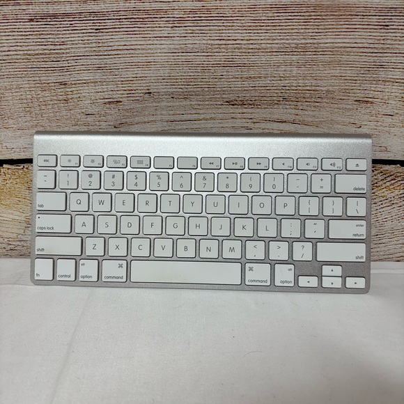Apple A1314 Wireless Keyboard Bluetooth Tested - Picture 1 of 4
